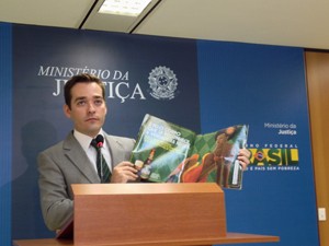 Diretor do Departamento de Proteção e Defesa do Consumidor (DPDC), Amaury Oliva, apresenta propaganda da Devassa investigada (Foto: Luciana Amaral/G1)