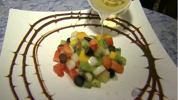 Salada de frutas com toque especial para sobremesa (Foto: Reprodução EPTV)