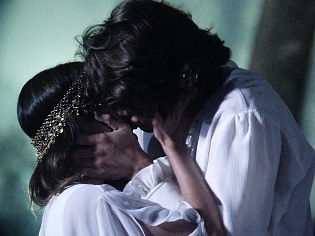 Vicki e Pedro se beijando??? Como assim??? (Foto: Tv Globo)