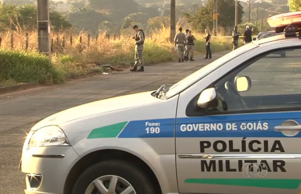 Policial militar reagiu à tentativa de assalto e atingiu suspeito que morreu no local Goiás Goiânia (Foto: Reprodução/TV Anhanguera)