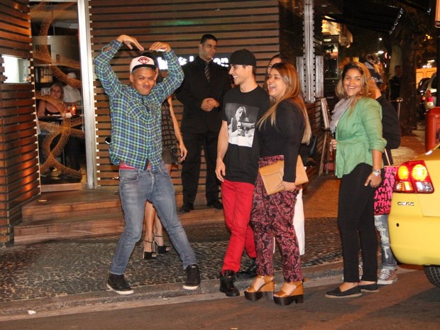 Preta Gil com o namorado, Thiago Tenório, e amigos em restaurante na Zona Sul do Rio (Foto: Rodrigo dos Anjos/ Ag. News)
