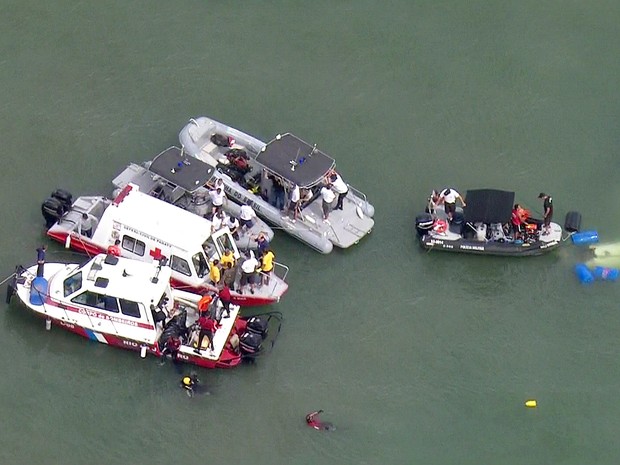 Equipes de resgate durante retirada de corpos em Paraty (Foto: Reprodução/TV Globo)