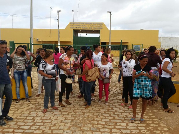 Mulheres na porta do presídio em Juazeiro, no norte da Bahia (Foto: Blog do Geraldo José)