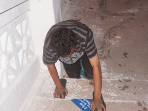 Depois de ter recuperado uma amizade perdida, devoto paga promessa subindo escadaria de joelhos (Foto: Jorge Machado/G1)