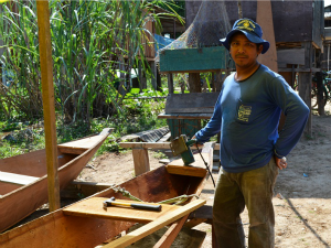 Cândido Gonçalves trabalha na fabricação de pequenos barcos (Foto: Priscila Lima/G1)