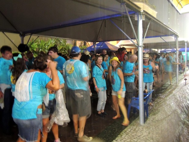 Mesmo com chuva, foliões lotam festa de carnaval em Florianópolis (bloco Vento Encanado) (Foto: Géssica Valentini/G1 )