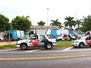 Em Martinópolis, veículos ficaram parados às margens da rodovia (Foto: Reprodução/TV Fronteira)