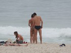 Giba dá ajeitadinha no biquíni da mulher, em praia no Rio