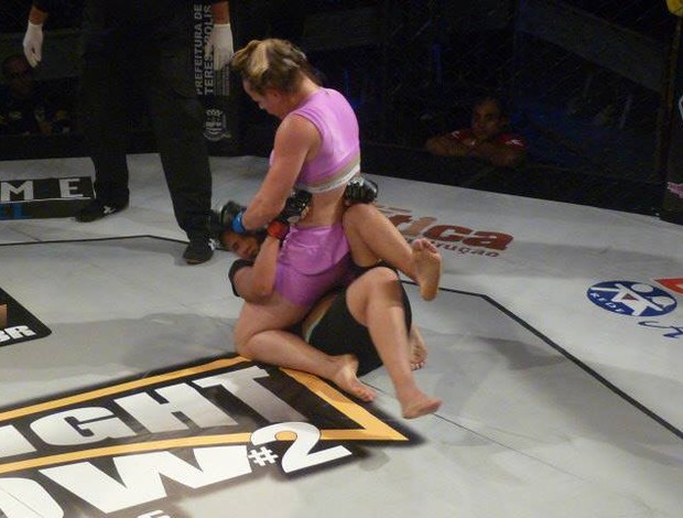 Carina Damm aplica ground and pound para vencer Jessica Suellen (Foto: Leandro Arcanjo/News MMA)