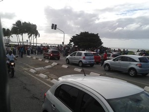 Longa fila de carros se formou na Avenida Assis Chateaubriand. (Foto: Arquivo pessoal/Anderson Oliveira)