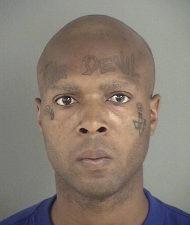 Alfonzo Anthony tatou 'The Devil' ('O Diabo') na testa. (Foto: Divulgação)