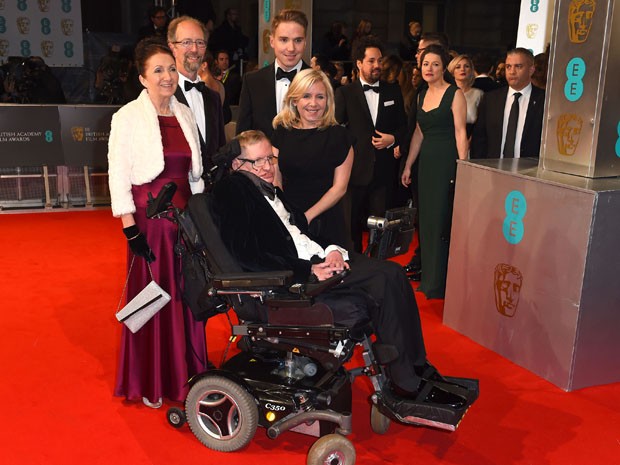 Stephen Hawking, no centro, sua ex-esposa Jane Wilde à esquerda, e a filha Lucy Hawking à direita, chegam para BAFTA 2015, no Royal Opera House, em Londres, no domingo (8) (Foto: Jonathan Short/AP)