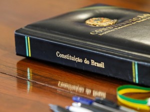 Exemplar da Constituição do Brasil que fica na mesa de reuniões no gabinete do presidente em exercício Michel Temer (Brasília - DF, 11/07/2016)