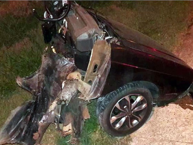 Carro se partiu ao meio após batida contra poste em Limeira (Foto: Reprodução/EPTV)