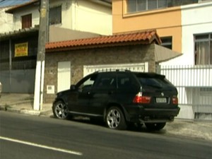 Cantor sertanejo Renner é levado a delegacia após acidente com carro de luxo na Zona Sul de SP (Foto: Reprodução TV Globo)