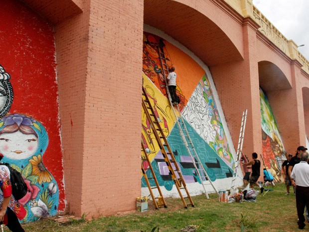 Artistas concluem mural na Avenida 23 de Maio (Foto: Heloisa Ballarini/Divulgação Prefeitura de SP)
