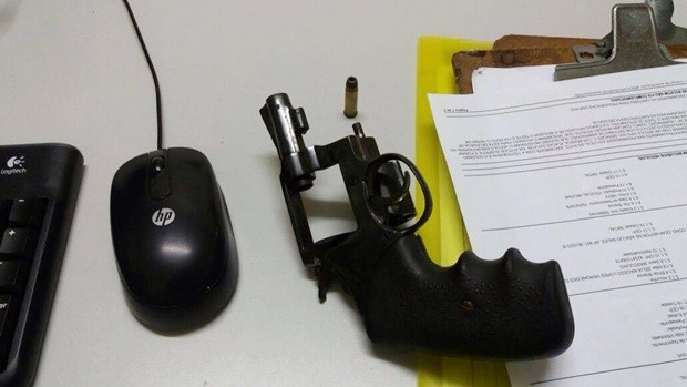 Arma que estava com o advogado, um revólver calibre 32, foi apreendida pelos policiais  (Foto: Marksuel Figueredo/Inter TV Cabugi)
