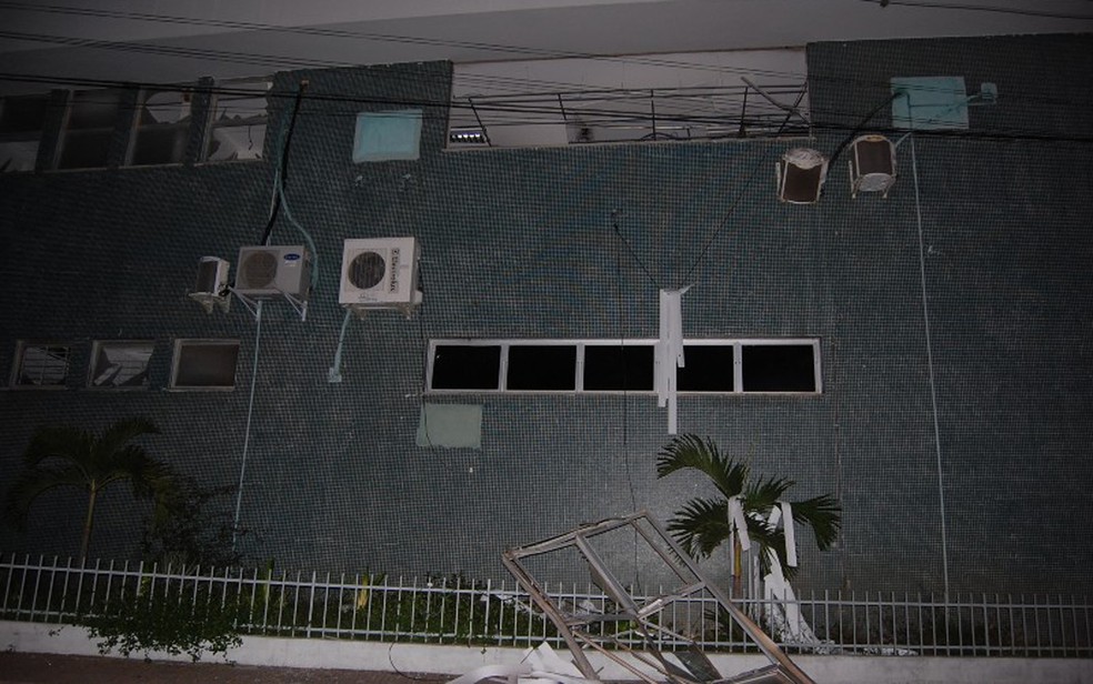 Agência do Banco do Brasil ficou destruída após ataque, na madrugada desta segunda-feira (Foto: Blog Agmar Rios)