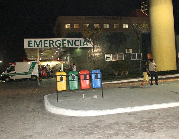 A vítima e o suspeito foram encaminhados para o Hospital Platão Araújo, Zona Leste (Foto: Ana Graziela Maia/ G1)