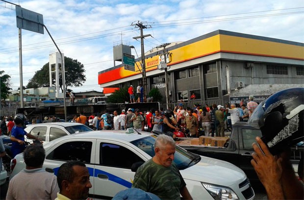 Ônibus tombou após colisão com trem na avenida Bernardo Vieira, em Natal (Foto: Riva Júnior)