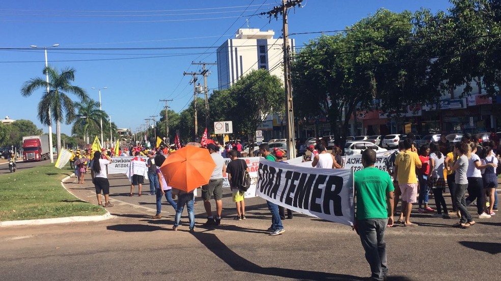 Manifestantes percorrem avenida JK, em Palmas (Foto: Mary Araújo/TV Anhanguera)