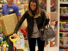 Fofura! Fernanda Pontes passeia com a filha no shopping