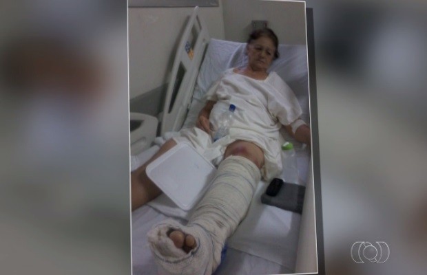 Idosa aguarda há quase 30 dias por cirurgia em hospital de Goiânia, Goiás (Foto: Reprodução/TV Anhanguera)