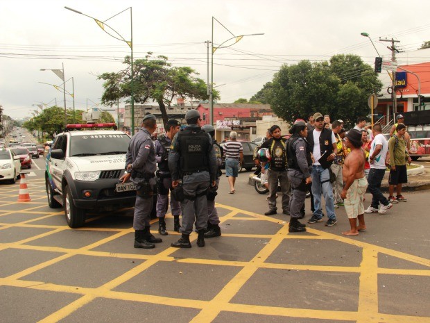 Cruzamento onde acidente ocorreu possui semáforo  (Foto: Adneison Severiano/G1 AM)