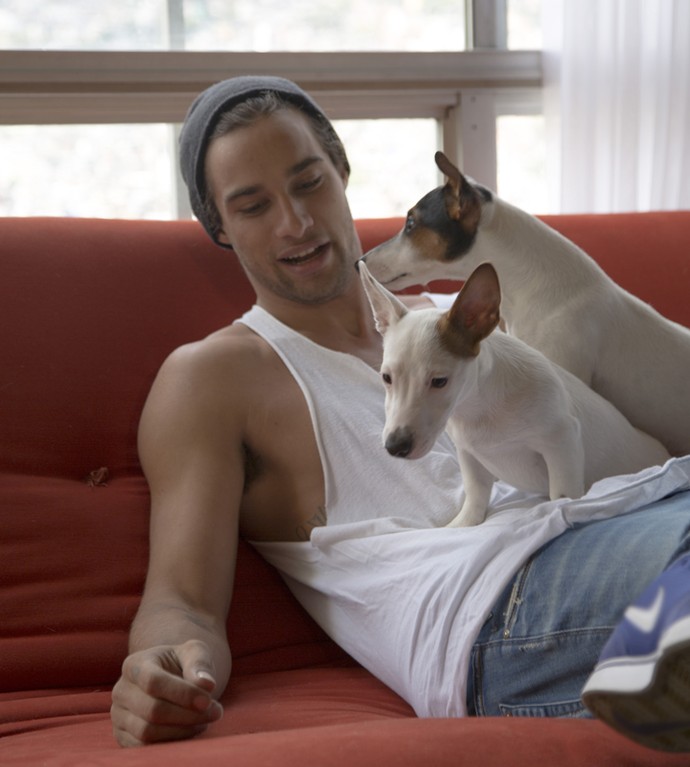Pablo ama ficar juntinho dos seus cachorros (Foto: Thiago Fontolan/Gshow)