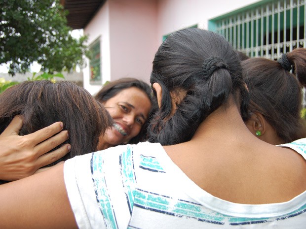 Nilcilene Pontes (de frente) cuidou de pelo menos 150 meninas desde 1997, quando fundou com seu marido a ONG Missão Restauração (Foto: André Resende/G1)