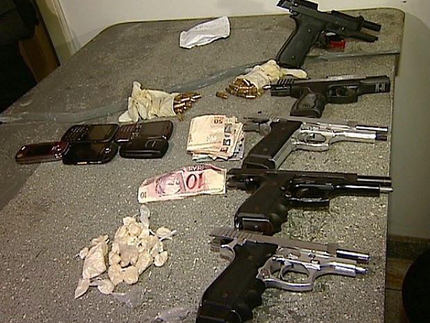 Polícia apreendeu cinco armas, drogas e dinheiro. (Foto: Reprodução/TV Gazeta)