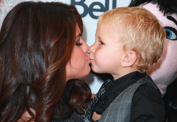 Selena Gomez dá selinho no pequeno Jaxon (Foto: Getty Images)