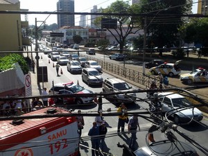 Trânsito ficou complicado na região do acidente no Centro de Piracicaba (Foto: Edijan Del Santo/EPTV)