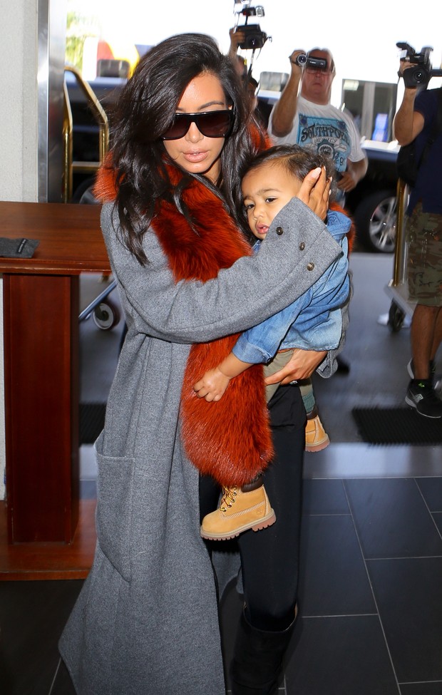 X17 - Kim Kardashian com a filha, North, em aeroporto de Los Angeles, nos Estados Unidos (Foto: X17online/ Agência)
