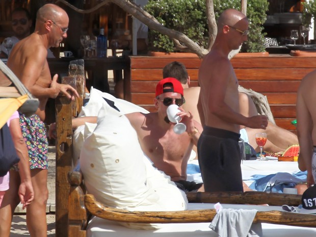 Franck Ribery com amigo em Ibiza, na Espanha (Foto: AKM-GSI Brasil/ Agência) Franck Ribery com amigo em Ibiza, na Espanha (Foto: AKM-GSI Brasil/ Agência)