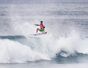 Gabriel Medina foi surpreendido por zebra australiana (Foto: Damien Poullenot / WSL)