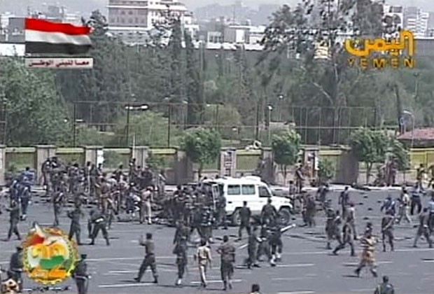Local da explosão é visto pouco depois do atentado, em imagem retirada de vídeo da TV local (Foto: Reuters/Yemen TV)