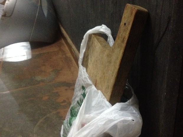 Tábua de cortar carne utilizada em crime  (Foto: Ísis Capistrano/ G1)