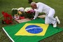 Homem se emociona ao visitar túmulo de Senna em São Paulo (Paulo Whitaker/Reuters)