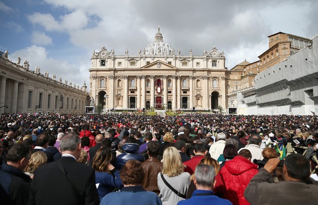 Milhares de fiéis assistiram à missa de Páscoa no Vaticano (Foto: Getty Images)