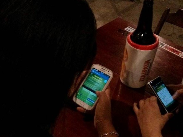 Clientes usam aplicativo em restaurante (Foto: Fast Delivery/Divulgação) Clientes usam aplicativo em restaurante (Foto: Fast Delivery/Divulgação)