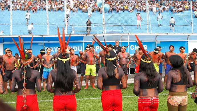 índios fazem apresentação antes da partida Paysandu e Gavião Kyikatejê (Foto: Ricardo Lima / Futura Press)