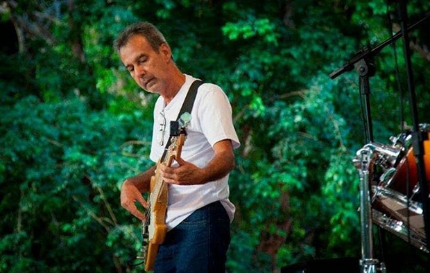 Serginho Araújo foi baixista da banda Anos 60 durante 25 anos  (Foto: Tiago Lima/G1)