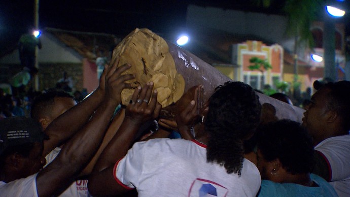 Manifestação cultural de Andaraí reúne pessoas para carregar mastro do Divino (Foto: TV Bahia)