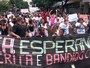 Grupo vai a cemitério protestar contra morte de dançarino no Rio