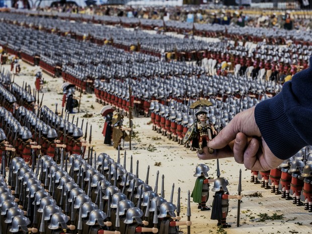 Batalha de Zama recriada com mais de 26 mil bonecos Playmobil na França (Foto: Jeff Pachoud / AFP)