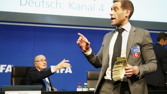 Protesto Fifa dinheiro Joseph Blatter (Foto: Reuters) Protesto Fifa dinheiro Joseph Blatter (Foto: Reuters)