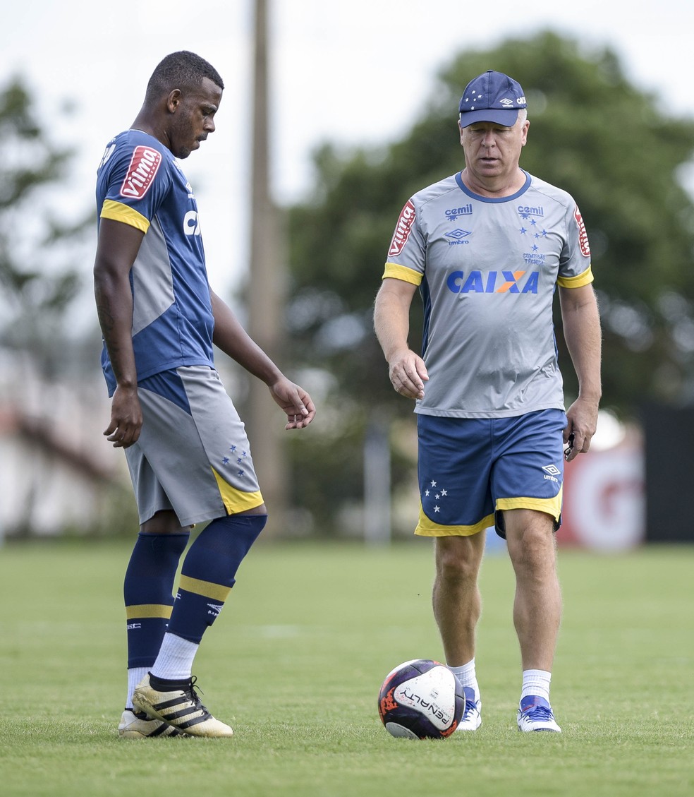Marcos Vinícius e o técnico Mano Menezes durante um treinamento do Cruzeiro (Foto: Light Press)