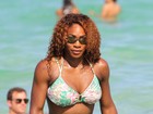 De biquíni comportado, Serena Williams exibe curvas em praia