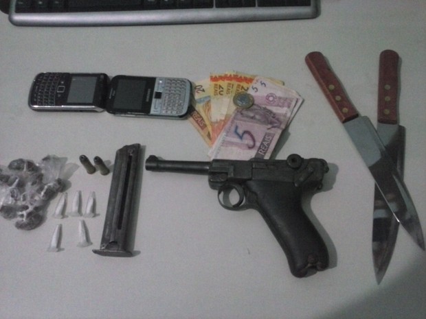 Adolescente é apreendido com drogas e arma 9mm em Teófilo Otoni (Foto: Divulgação/PM)
